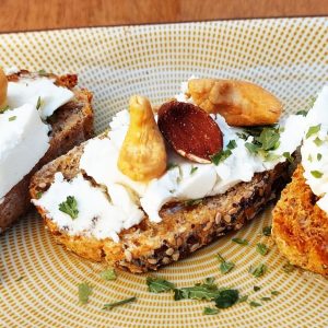 Bruschetta-geitenkaas-heerlijk-wijnen