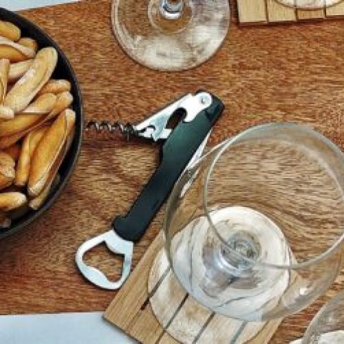 closeupvoorbereidingwijnproeverij-heerlijk-wijnen